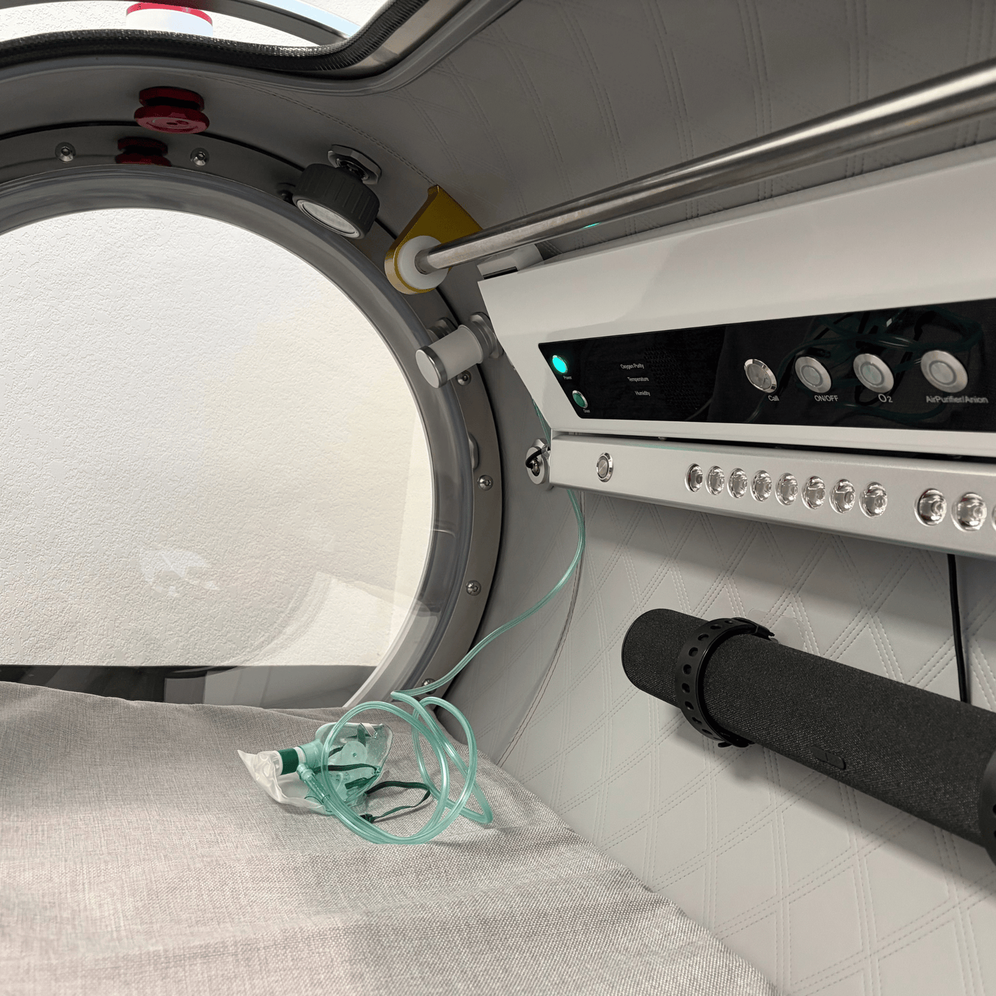 Hyperbaric chamber with red light therapy and a bluetooth speaker 